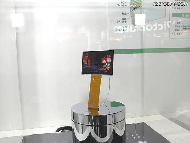 ソニーが展示した薄さ約0.2mmの3.5型有機ELパネル(2008年) ソニーが展示した薄さ約0.2mmの3.5型有機ELパネル(2008年)