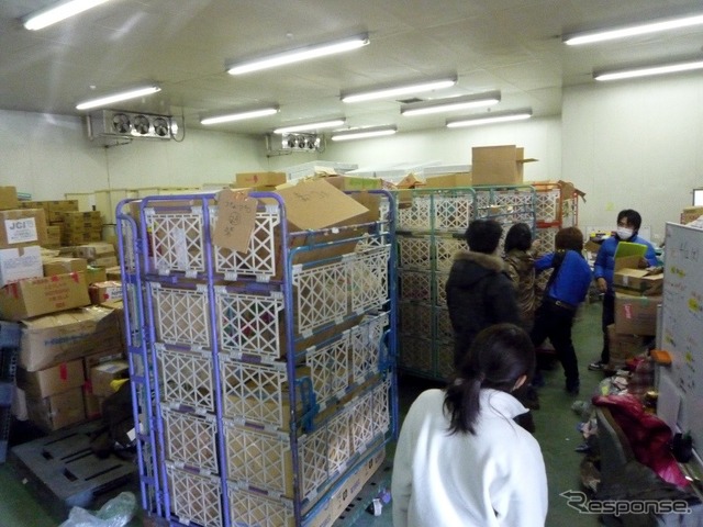 物流倉庫で荷物の仕分け作業。支援物資は日本財団を通じて送られてくる。