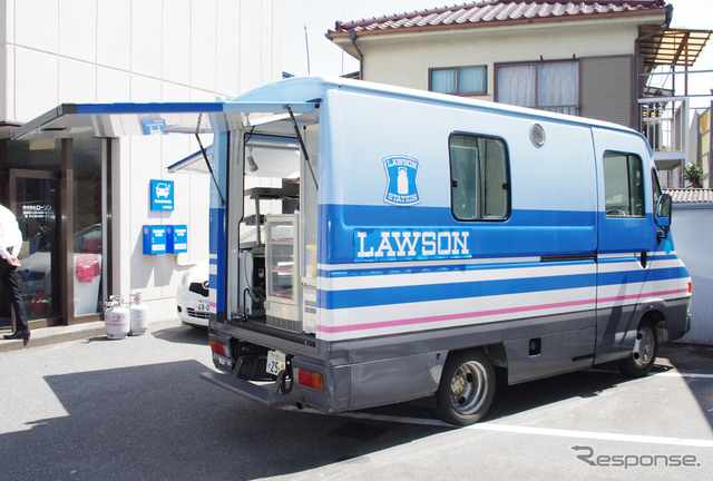 被災地での移動販売をおこなう「モバイルローソン号」(13日・ローソン大井店にて)