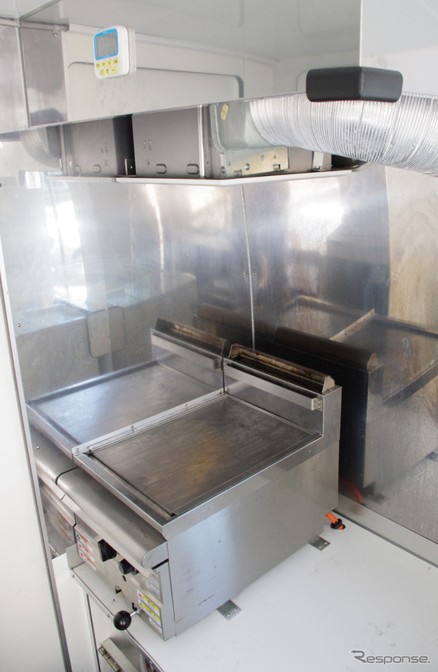 揚げ物調理器も設置。できたての揚げ物が移動販売車の目玉だ
