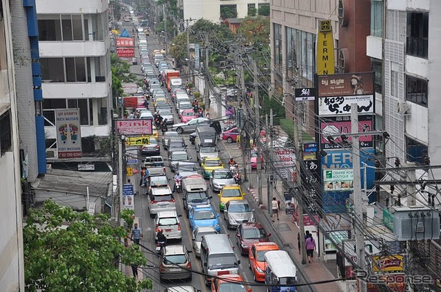 渋滞回避策はモータリゼーションが進む世界各地で必要となる(写真はバンコクの渋滞)