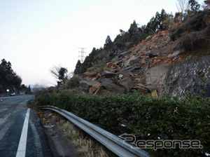 崩落した岩塊が下り線全線をふさいでいる状況