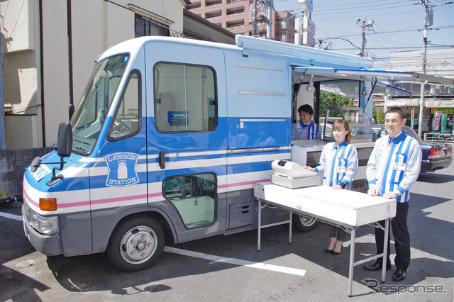 被災地での移動販売をおこなう「モバイルローソン号」（13日・ローソン大井店にて）