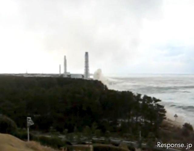 津波に襲われた福島第一原発内、写真を公開 福島第一原発 しぶきを上げる津波（動画キャプチャ　動画提供＝東京電力）