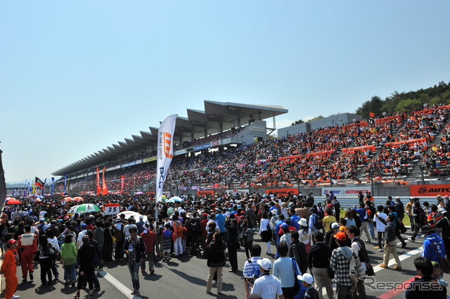 富士スピードウェイで開催されたSUPER GT（写真：2010年のようす）