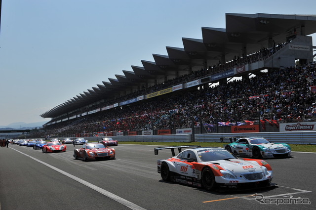 富士スピードウェイで開催されたSUPER GT（写真：2010年のようす）