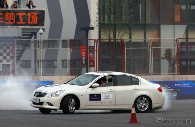 インフィニティ FX と G37 に試乗するベッテル選手