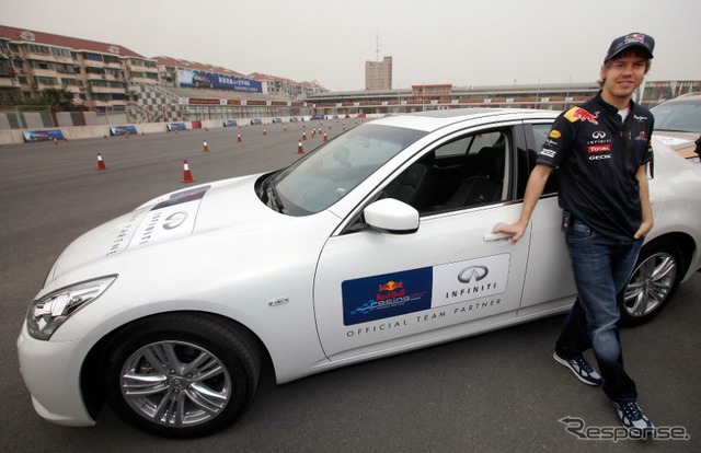 インフィニティ FX と G37 に試乗するベッテル選手