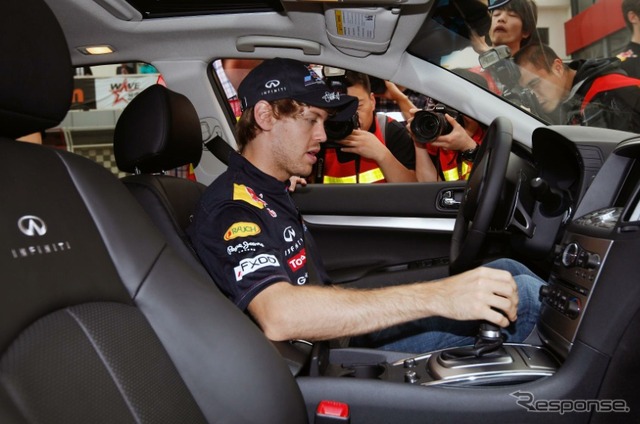 インフィニティ FX と G37 に試乗するベッテル選手