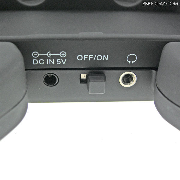 バッテリ充電用USBケーブル接続部とイヤホン接続部 バッテリ充電用USBケーブル接続部とイヤホン接続部