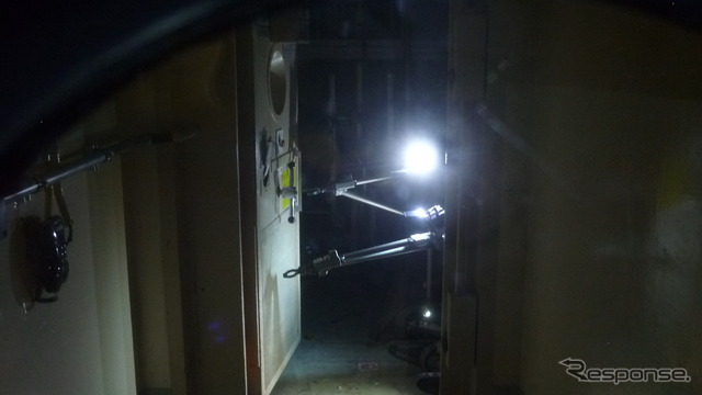 パックボットが二重扉を開ける様子（17日、3号原子炉建屋）