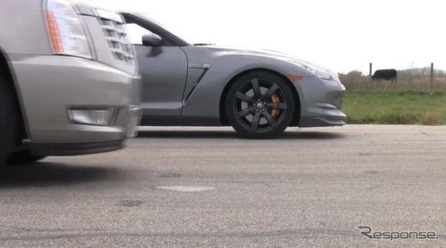 日産 GT-R と キャデラック エスカレード の加速競争(動画キャプチャ)