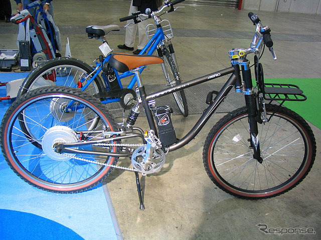 【東京自転車展】人力発電のハイブリッド!?……重電メーカーの提案