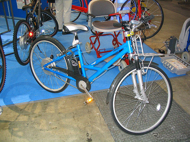 【東京自転車展】人力発電のハイブリッド!?……重電メーカーの提案