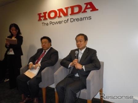 報道陣と懇談する伊東社長と倉石取締役