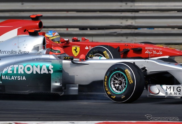 シューマッハ（手前）vsアロンソ（F1中国GP）
