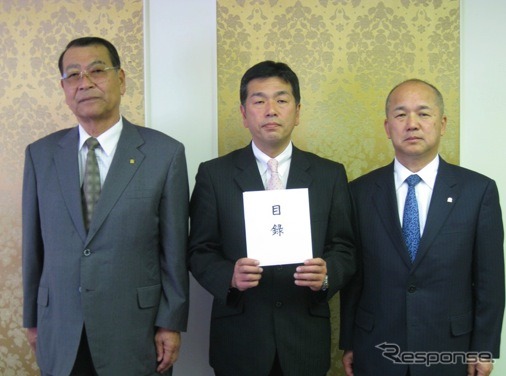 日本興亜全国中核代理店会連合会 左から水柿武名誉会長、庄司幸男東北本部連合会長、奥忠道会長