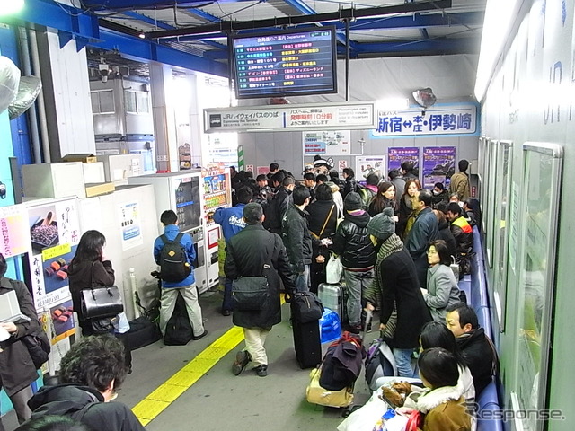 運行再開直後の新宿ターミナル