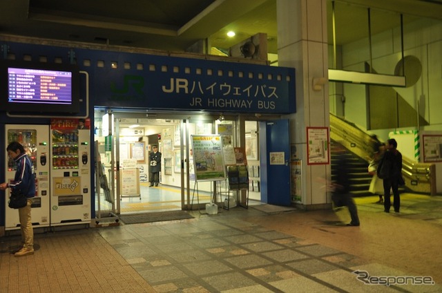 落ち着きを取り戻しつつある新宿ターミナル(2011年4月19日)