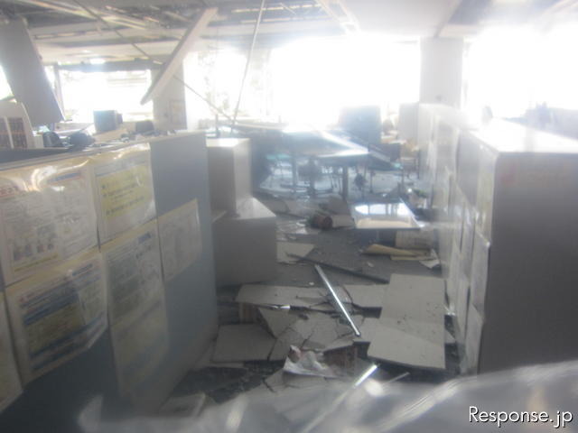 津波に襲われた福島第一原発内、写真を公開 福島第一原発　事務本館1階　事務室（3月29日） 