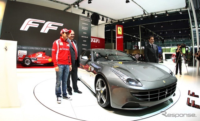 フェラーリFF（上海モーターショー11）。赤いジャケットとキャップ着用はF1ドライバーのフェリペ・マッサ