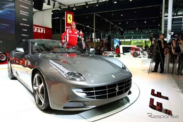 フェラーリFF（上海モーターショー11）。赤いジャケットとキャップ着用はF1ドライバーのフェリペ・マッサ