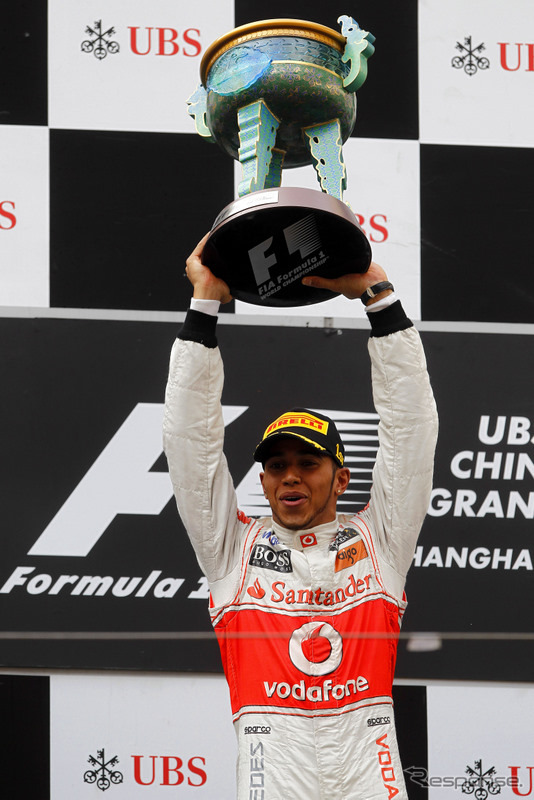 F1中国GPで表彰台に立つハミルトン（マクラーレン）