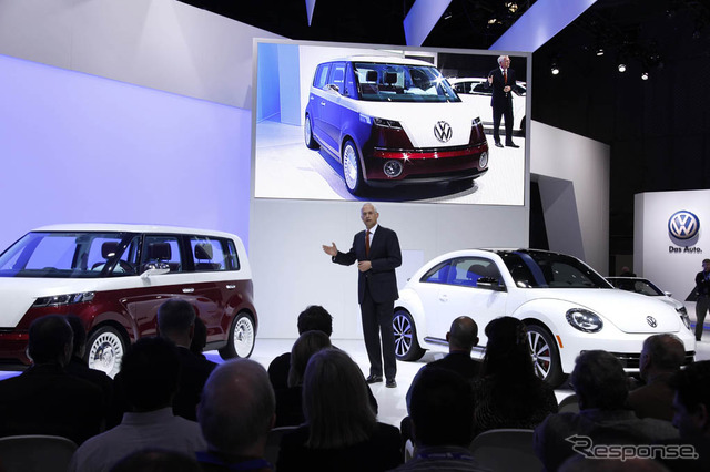 VWブリ（向かって左）とザ・ビートル（ニューヨークモーターショー11）