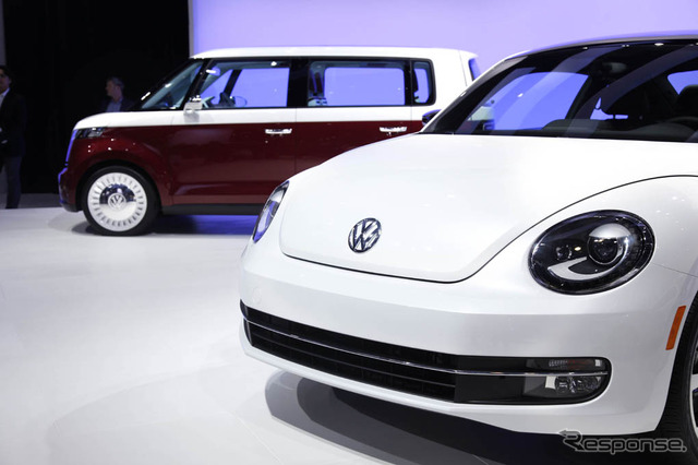 VWブリ（向かって左）とザ・ビートル（ニューヨークモーターショー11）