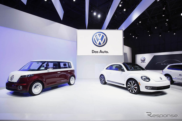 VWブリ（向かって左）とザ・ビートル（ニューヨークモーターショー11）