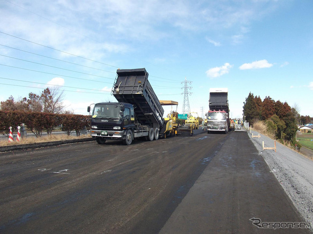 最も路面の被害が大きかった常磐自動車道・水戸IC〜那珂IC（上り線）は、地震から6日後の17日に応急復旧を完了した。（写真は3月16日のもの）