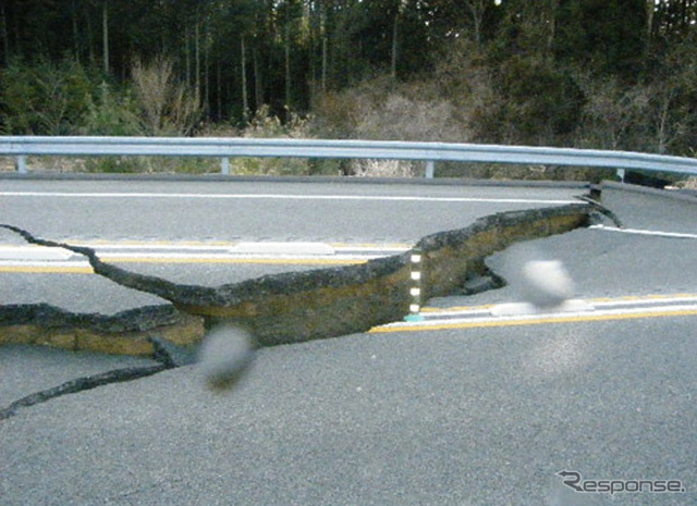 常磐道・広野IC〜常磐富岡ICで路面が陥没(3月12日)