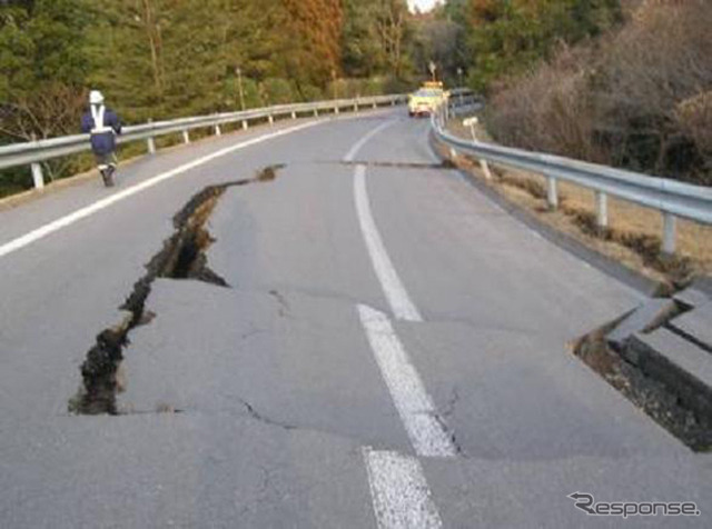 常磐自動車・道岩間IC、23か所で路面陥没