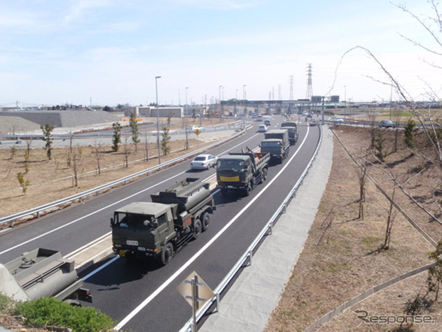 緊急車両の未開通区間通行の様子。北関東道・太田桐生IC(3月14日)