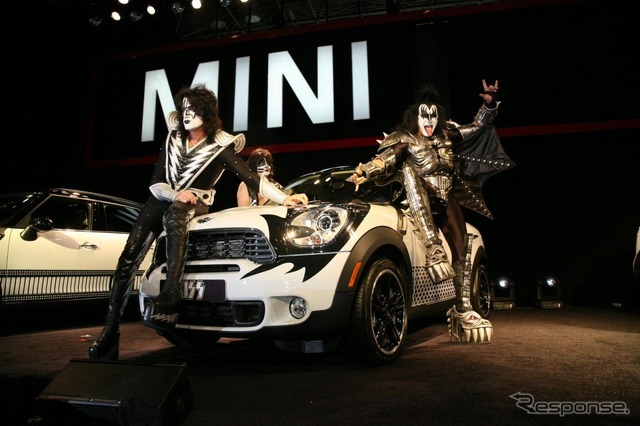 MINI カントリーマン(日本名:クロスオーバー)とロックバンド、キッス(KISS)のコラボレーション(ニューヨークモーターショー11)