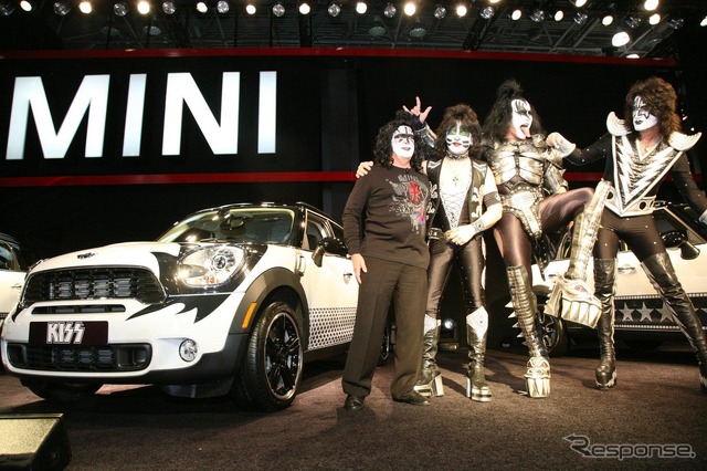 MINI カントリーマン(日本名:クロスオーバー)とロックバンド、キッス(KISS)のコラボレーション(ニューヨークモーターショー11)