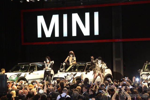 MINI カントリーマン(日本名:クロスオーバー)とロックバンド、キッス(KISS)のコラボレーション(ニューヨークモーターショー11)