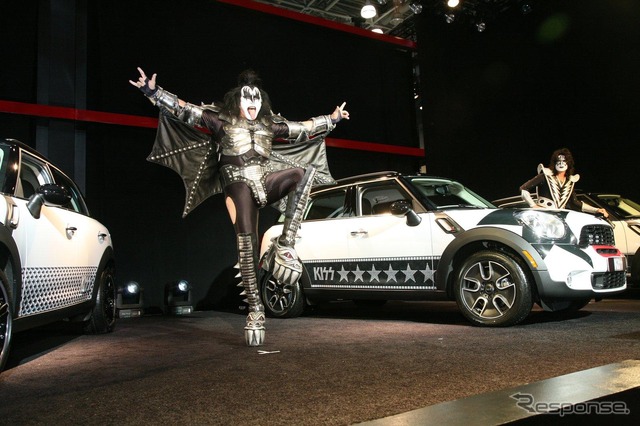 MINI カントリーマン(日本名:クロスオーバー)とロックバンド、キッス(KISS)のコラボレーション(ニューヨークモーターショー11)
