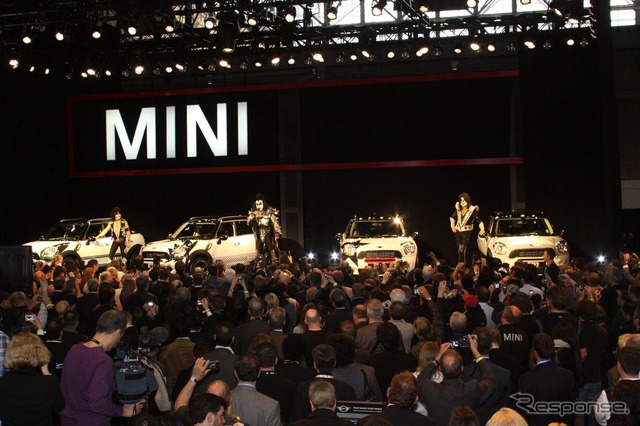 MINI カントリーマン(日本名:クロスオーバー)とロックバンド、キッス(KISS)のコラボレーション(ニューヨークモーターショー11)