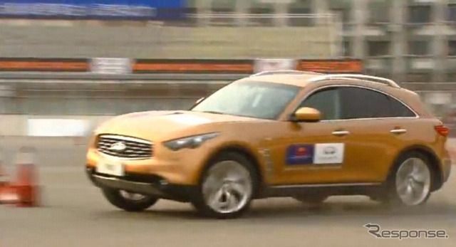 インフィニティFXで限界走行するベッテル選手