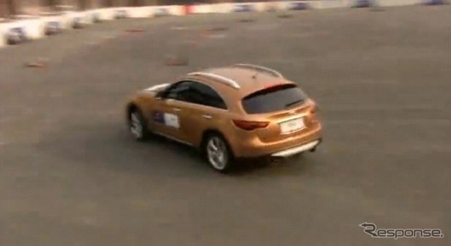インフィニティFXで限界走行するベッテル選手