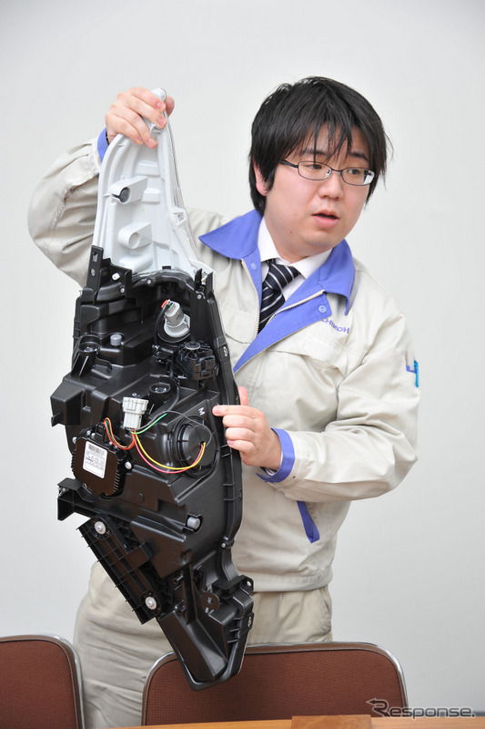 ヘッドライトASSYを使って説明する市光工業 生産技術開発部の山松徹氏