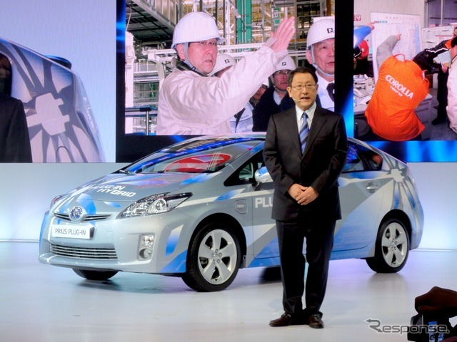 トヨタ豊田社長とプリウスPHV(上海モーターショー11)