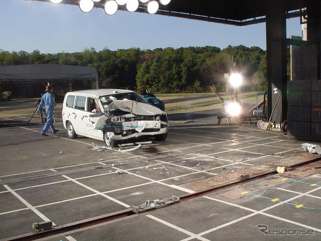 【自動車アセスメント2003】衝突実験を報道陣に公開