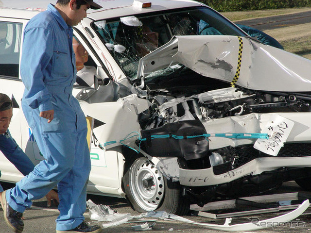 【自動車アセスメント2003】大破する車体、飛び散る部品