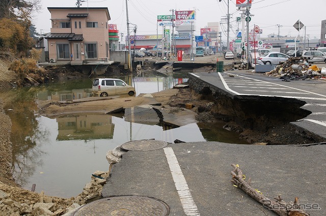 東日本大震災 冠水で道路が寸断されたままの石巻