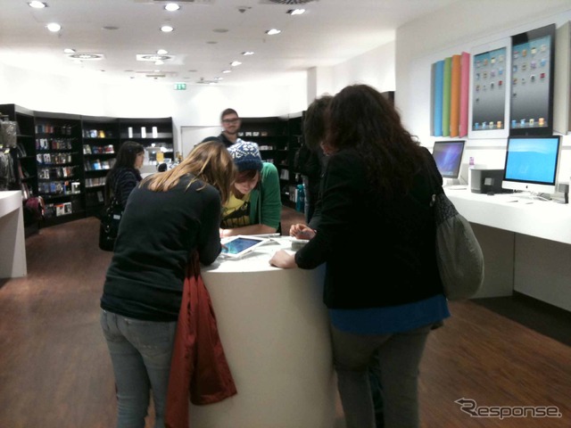独エッセンの販売店で。若者たちに人気のiPad2
