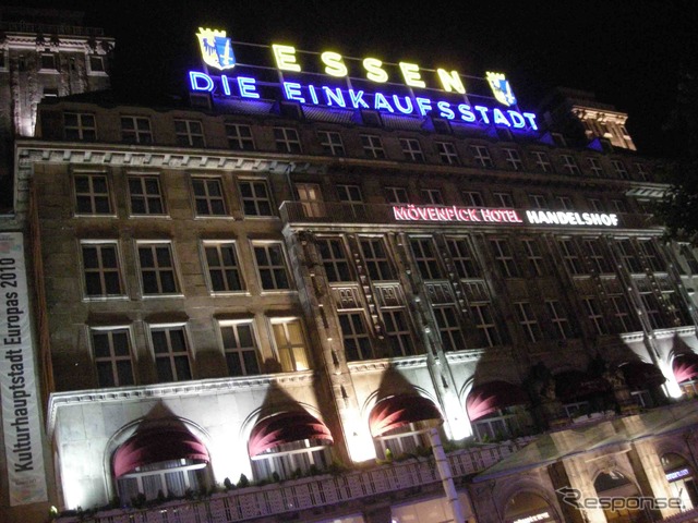「買い物の街」と記されたデュッセルドルフ駅前のネオン