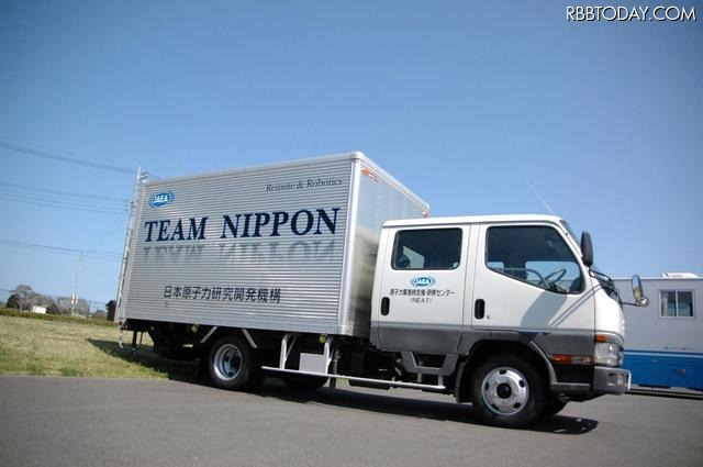 日本原子力研究開発機構のトラック(4月22日撮影)