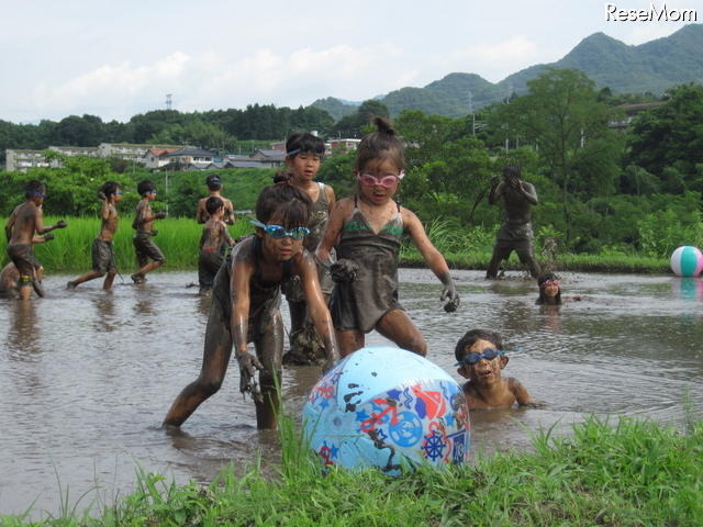 体験型ツアー「そらまめキッズアドベンチャー」の夏休み企画 どろんこ運動会